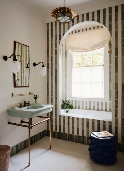 Kleines Bad Ideen badewanne in nische gestreifte fleisen freistehender waschtisch Studio Duggan Bathroom Is DH Portrait decohome.de