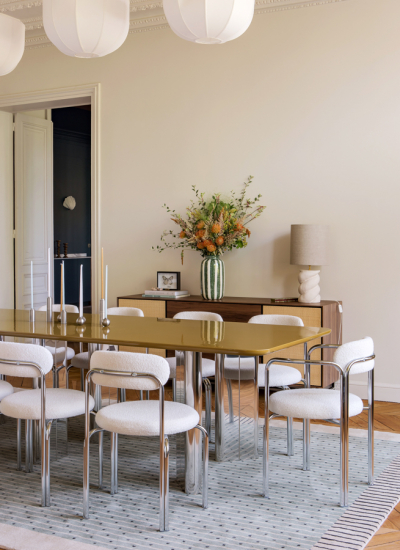 Plum Living Essecke weisse Stuehle Einbaumoebel Hervé Goluza decohome.de