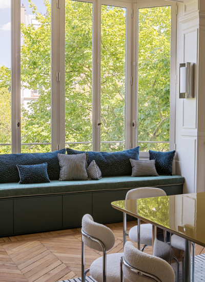 Plum Living blaue Sitzbank Fenster Hervé Goluza decohome.de