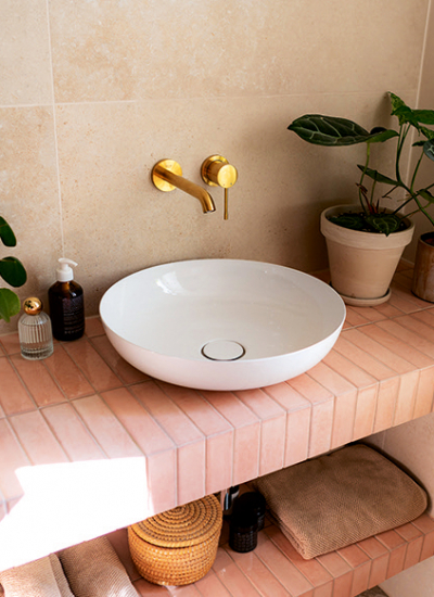 ovales waschbecken rosa fliesen messing armatur Caroline Reichel Posting Grohe decohome.de