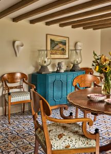 Sussex Esszimmer Muster blaue Kommode Tom Mannion decohome.de