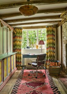 Sussex Wohnen mit Mustern Buero Muster Vorhaenge Teppich Tom Mannion decohome.de