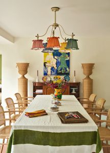 Sussex Wohnen mit Mustern Esszimmer bunter Lampenschirm Tom Mannion decohome.de