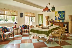 Sussex Wohnen mit Mustern Esszimmer gemusterte Sessel Tom Mannion decohome.de