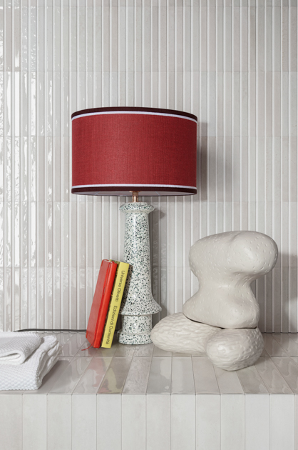 pantone farbe des jahres 2026 cloud dancer marazzi fliesen rote lampe decohome.de