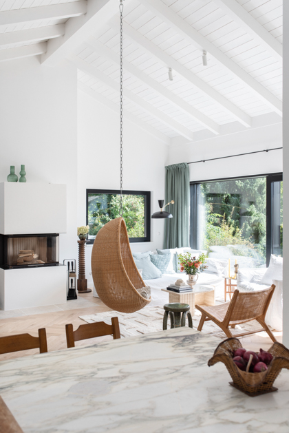 pantone farbe des jahres 2026 cloud dancer wohindee giebeldach wohnziimmer haengesessel weisse waende decohoome.de