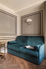 studio menash interiors tapete homestory berlin sofa decohome.de