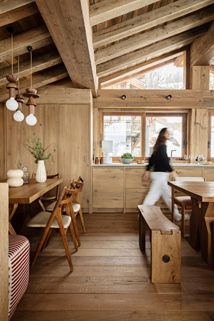 Design Chalet Alpen CHALET DE BREM jan 2025 ©Yann Deret kueche holzverkleidung bank Alexandra de Brem Interiordesign decohome.de