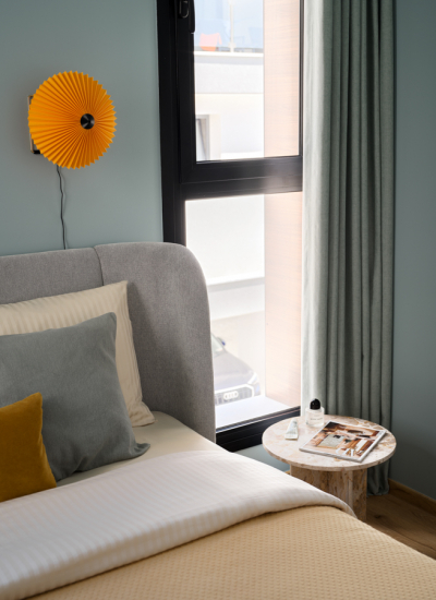 Gelbe Leuchte Detail Einrichten mit bunten Farben Maxim Maximov decohome.de