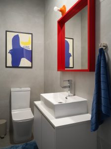 Roter Spiegel Badezimmer Maxim Maximov decohome.de