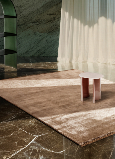 Kvadrat Loux Fringes brauner Teppich gruene Wand decohome.de