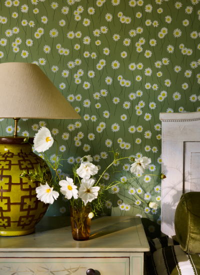 Little Greene Moon Daisies weisse Blumen auf gruen neue Stoffe decohome.de