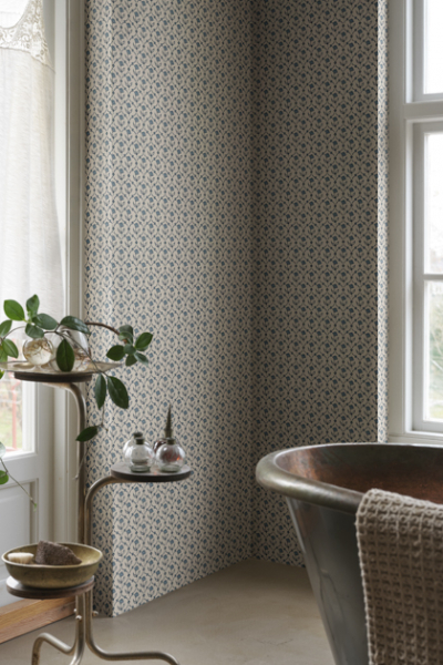 S10669 Elena Blue Sandberg Wallpaper interior3 Tapete Badezimmer decohome.de