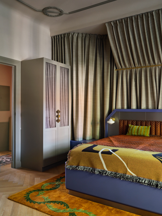 Schlafzimmer mit Vorhang hinterm Bett FabianFreytag decohome.de