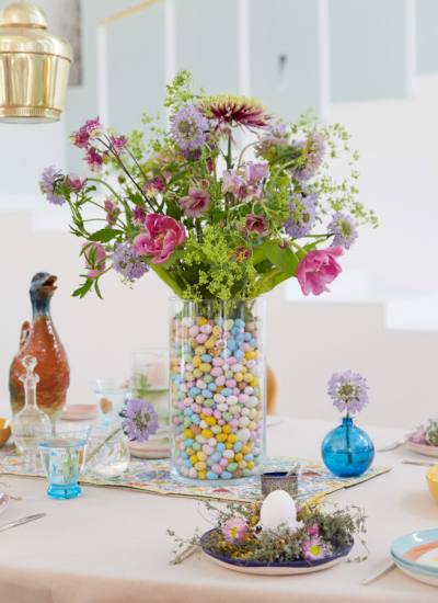 Tischdeko Ostern bunter Blumenstrauß Ostereier(c) Plants & Flowers Foundation Holland decohome.de