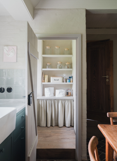 abstellraum gestaltung regal mit vorhang batek decohome.de