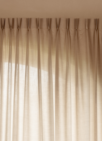 Beiger Vorhang zugezogen Sunbrella Edouard Auffray decohome.de