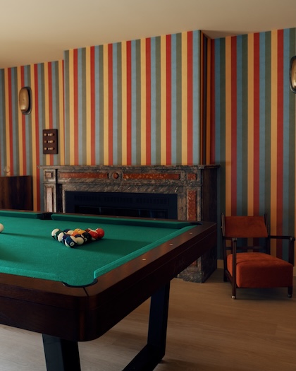 Billard Hobbyraum Streifen Tapete Victoria Maria Charlotte Foto Amaury Laparra decohome.dejpg