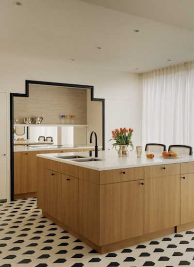 Kueche Kuecheninsel schwarz weiß Kontrast Victoria Maria Charlotte Foto Amaury Laparra decohome.de