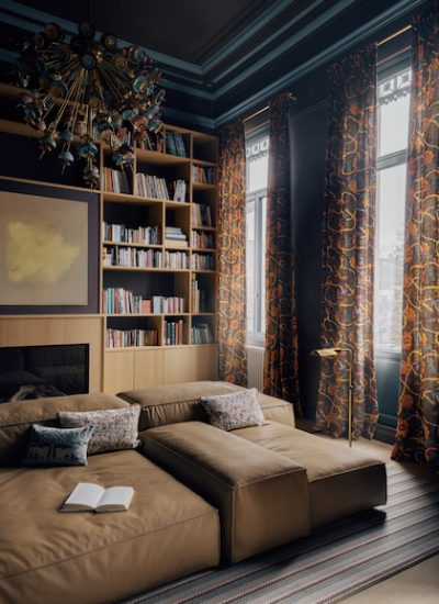 Wohnzimmer Sofa Buecherwand Victoria Maria Charlotte Foto Amaury Laparra decohome.de