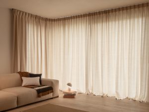 Wohnzimmer beige Fensterfront Vorhänge Edouard Auffray decohome.de