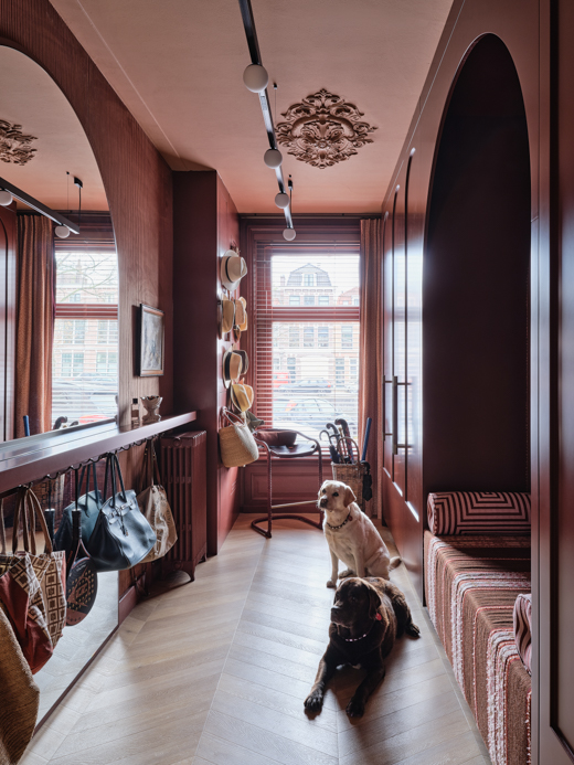 flur rosa komplett gestrichen hunde sitznische stock dutch design show house decohome.de