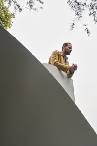 Lukas Koenig blickt vom Balkon Janine Sametzky decohome.de Lukas Koenig blickt vom Balkon Janine Sametzky decohome.de