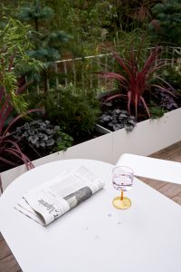 Lukas Koenig Stadtoase Tisch Zeitung Getraenk Janine Sametzky decohome.de Lukas Koenig Stadtoase Tisch Zeitung Getraenk Janine Sametzky decohome.de