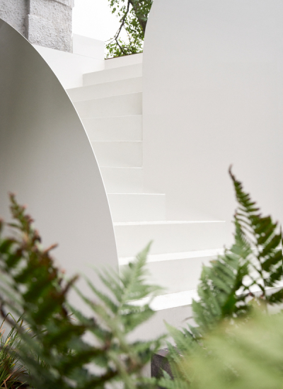 Lukas Koenig Terrasse anbaeun Treppe weiss Janine Sametzky decohome.de