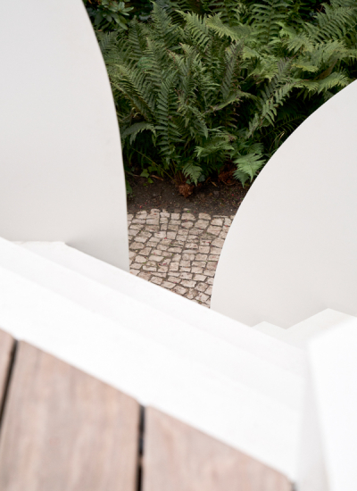 Stadtoase Balkon Holz Beton Terrasse anbauen Janine Sametzky decohome.de