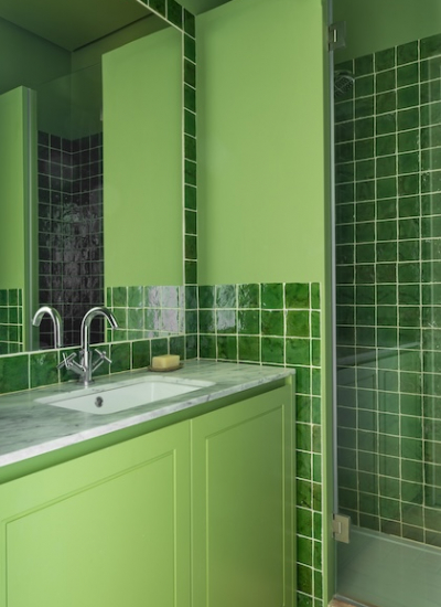 Villa Atlantic Sea Badezimmer gruen Ton in Ton Fliesenspiegel Rodrigo Cardoso decohome.de