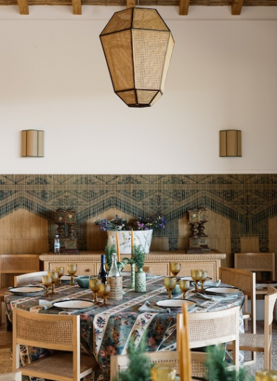 Villa Atlantic Sea Esszimmer florales Gedeck wiener Geflecht Leuchte tropisch Rodrigo Cardoso decohome.de