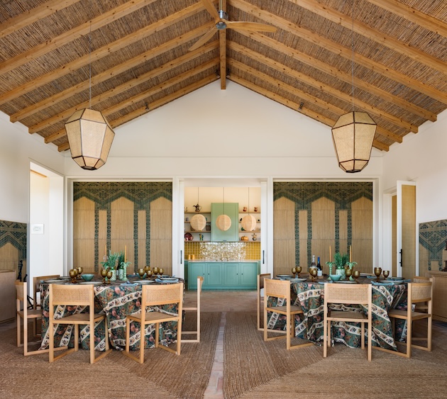 Villa Atlantic Sea Esszimmer runde Tische Holzstuehle Strohdecke Rattan Rodrigo Cardoso decohome.de Villa Atlantic Sea Esszimmer runde Tische Holzstuehle Strohdecke Rattan Rodrigo Cardoso decohome.de