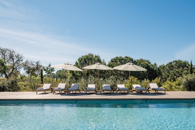 Villa Atlantic Sea Pool Liegen Sonnenschirme Rodrigo Cardoso decohome.de Villa Atlantic Sea Pool Liegen Sonnenschirme Rodrigo Cardoso decohome.de