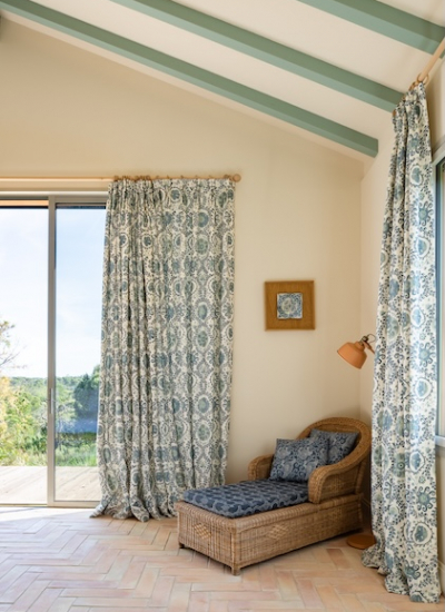 Villa Atlantic Sea Schlafzimmer blau Recamiere Vorhang Rodrigo Cardoso decohome.de