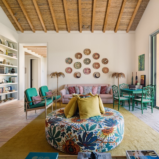 Villa Atlantic Sea Wohnzimmer Polster Palmen Insel Floral Wandteller Rodrigo Cardoso decohome.de Villa Atlantic Sea Wohnzimmer Polster Palmen Insel Floral Wandteller Rodrigo Cardoso decohome.de
