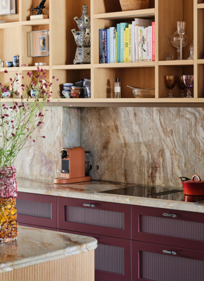 kueche stein arbeitsplatte und spritzschutz holzregal Stock Dutch Design show house decohome.de