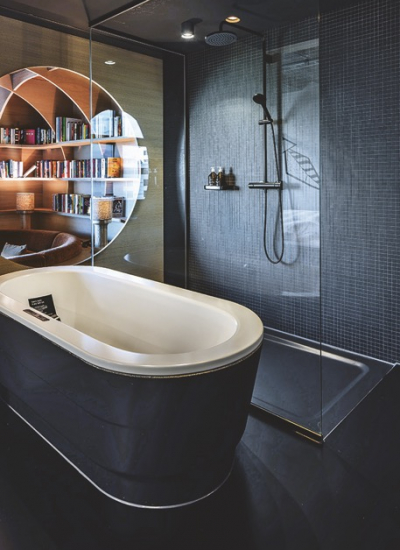 25hours Bikini Berlin badewanne schwarz badezimmer dusche Wochenende Berlin Mittel (K AISSLINGER2502 6778 Whitelight Studio Jens Bösenberg) decohome.de