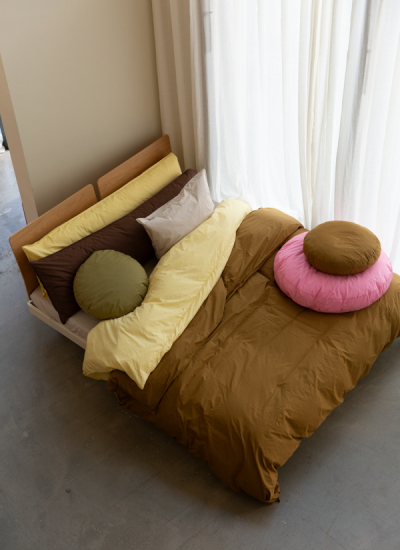 Bett von oben SUITE702 PERCALE COTTON BUTTER YELLOW KHAKI GOLD MIX decohome.de
