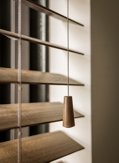 Detailbild braune Blindes Jasno Schiedam Besser schlafen bei Hitze decohome.de