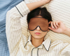 Frau mit Schlafmaske Bett Fineline Hay Besser schlafen bei Hitze decohome.de