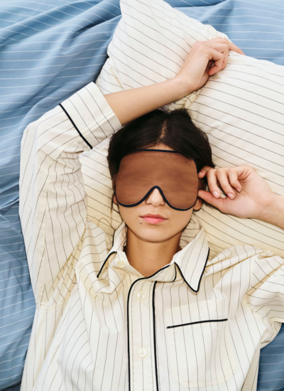 Frau mit Schlafmaske Bett Fineline Hay Besser schlafen bei Hitze decohome.de