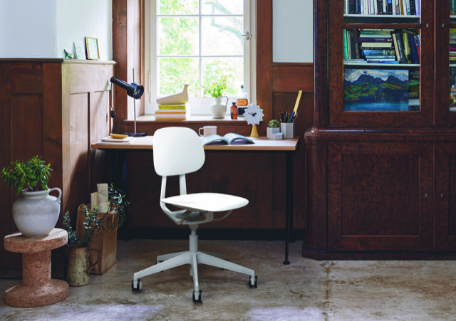 Homeoffice Arbeitszimmer weisser Stuhl S1 weiss im Office decohome.de