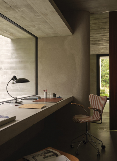 Homeoffice Schreibtisch mit Lampe gestreifter Stuhl FH Series 7 3217 Cherry Voulez Vous 002 KI 6631 T Black decohome.de