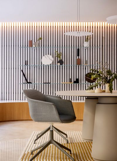 Homeoffice Tisch mit Stuhl gelber teppich Actiu 2 08 decohome.de