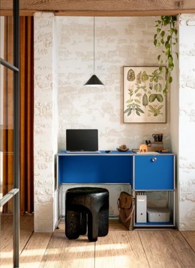 Homeoffice blauer Schreibtisch schwarzer Hocker Laptop Mittel (USM 0025681) decohome.de