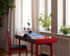 Homeoffice roter Schreibtisch Fenster Pflanzen Mittel (Bernadotte & Kylberg Eriksberg furniture Foto marding6195) decohome.de