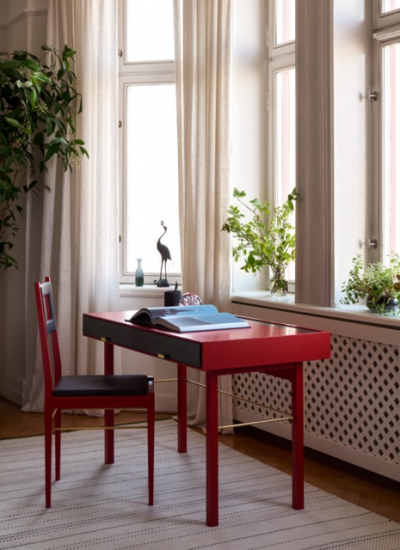 Homeoffice roter Schreibtisch Fenster Pflanzen Mittel (Bernadotte & Kylberg Eriksberg furniture Foto marding6195) decohome.de