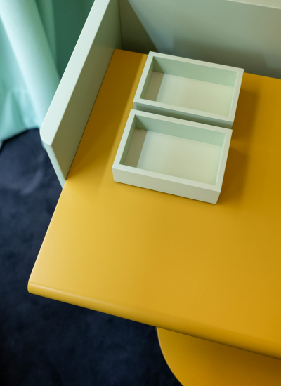 Homeoffice tuerkise Box gelber Tisch L1550882 decohome.de