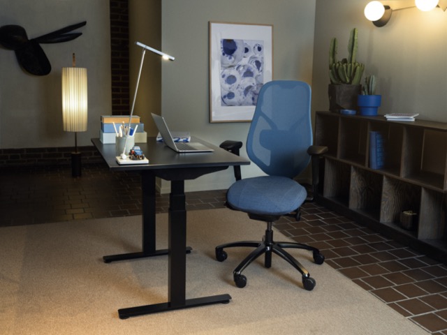 Mittel (Mereo Homeoffice Schreibtisch blauer Drehstuhl Mesh Launch 636 low).decohome.de